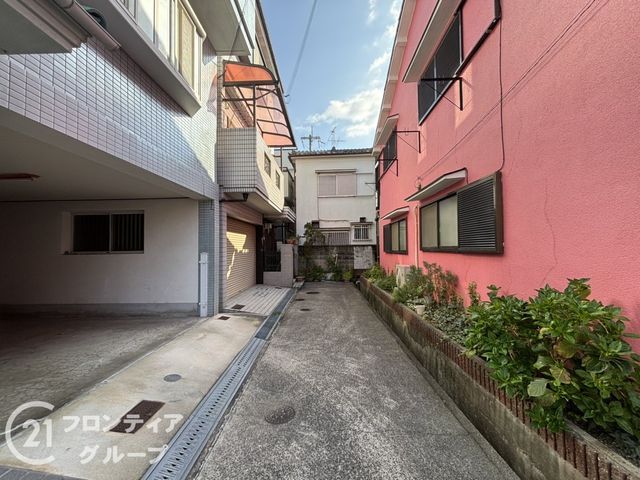 4DK Detached House for Sale in Neyagawa, Osaka - Near Kōrien Station - Thumbnail 2