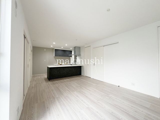 New 4LDK House in Habikino, Osaka | South-Facing & Spacious - Thumbnail 2