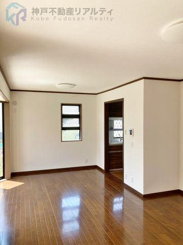 Renovated 5SLDK House with Wood Deck in Kashinodai, Kobe - Thumbnail 4