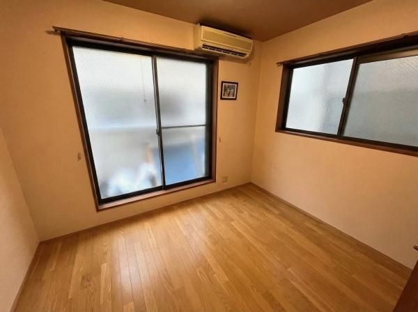 5LDK Family House with 3 Balconies & Carport in Osaka Ikuno Ward - Thumbnail 2