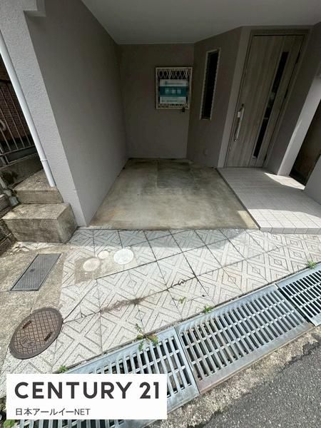 2LDK Wooden House for Sale in Takatsuki, Osaka - Thumbnail 2