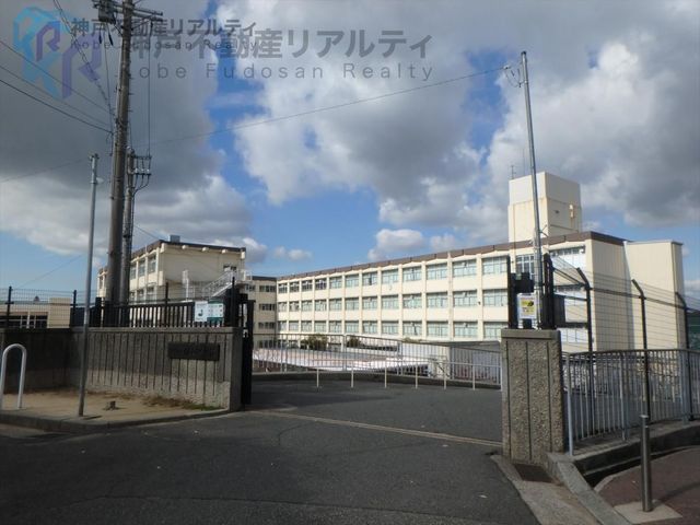 Renovated 5-Bedroom House with Garden & Garage in Kobe - Thumbnail 2