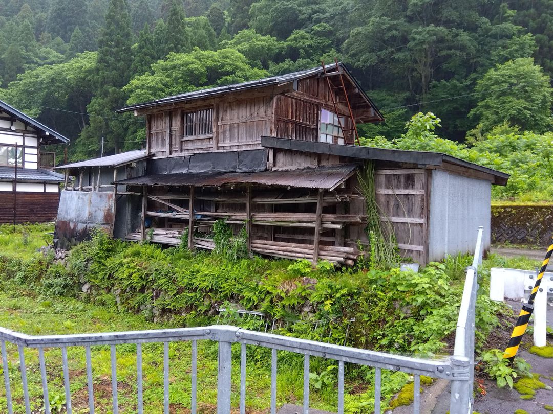 Traditional Wooden House in Hida's Miyagawa District - Thumbnail 3