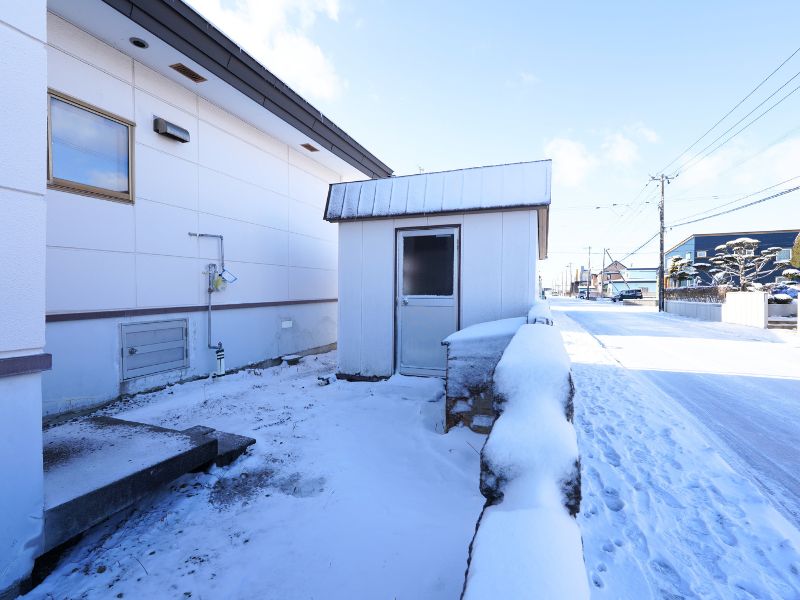 Spacious 5SLDK Bungalow on Corner Lot in Tomakomai, Hokkaido - Thumbnail 2