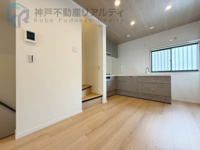 Renovated 3LDK House Near Ishiyagawa Station, Kobe - Thumbnail 3