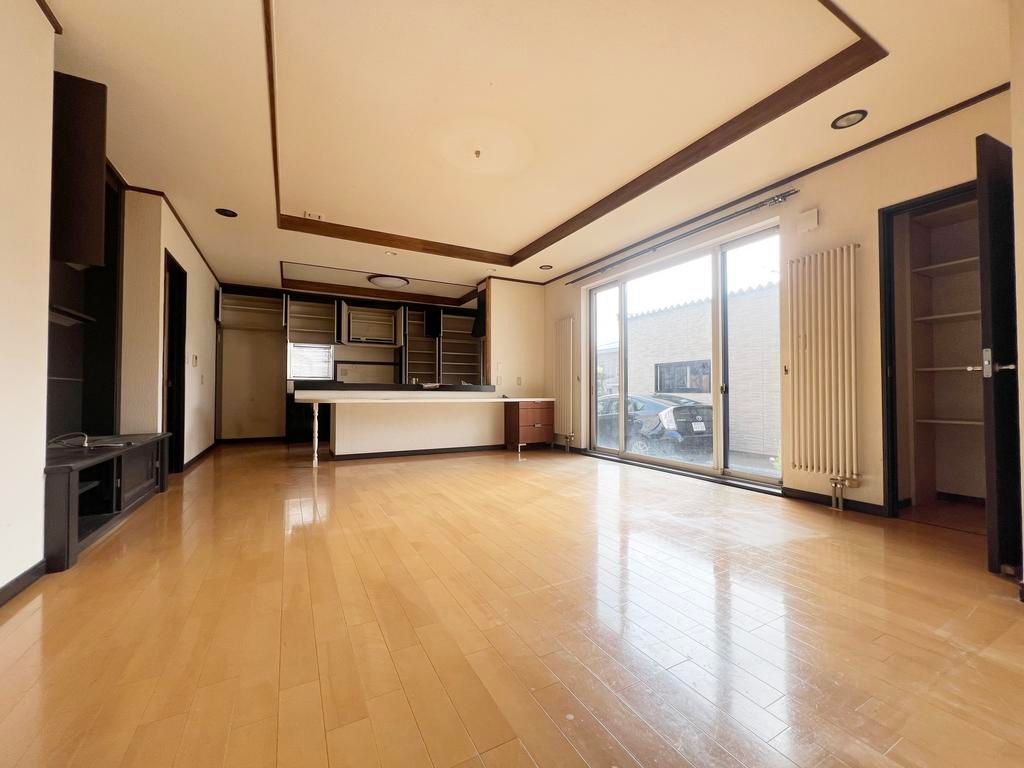 Spacious 5SLDK Two-Generation House with Large Garage in Iwamizawa - Thumbnail 3