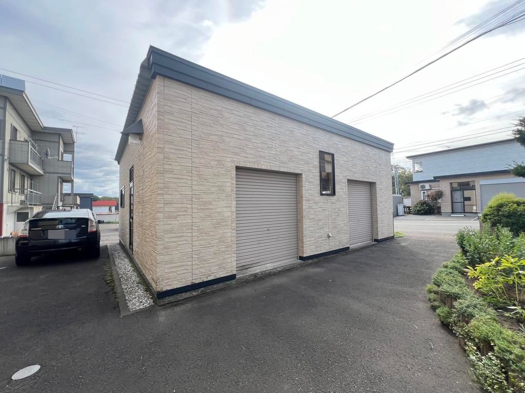 Spacious 5SLDK Two-Generation House with Large Garage in Iwamizawa - Thumbnail 2
