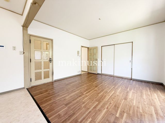 Renovated 4LDK Terrace House for Sale in Habikino, Osaka - Thumbnail 3