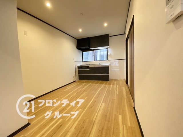 Renovated 3-Story House with 4DK Layout in Kadoma City, Osaka - Thumbnail 4