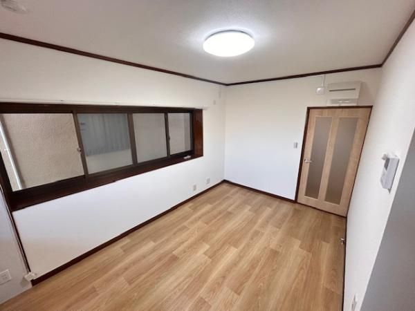Renovated 5LDK House with Garage in Hirakata, Osaka - Thumbnail 2