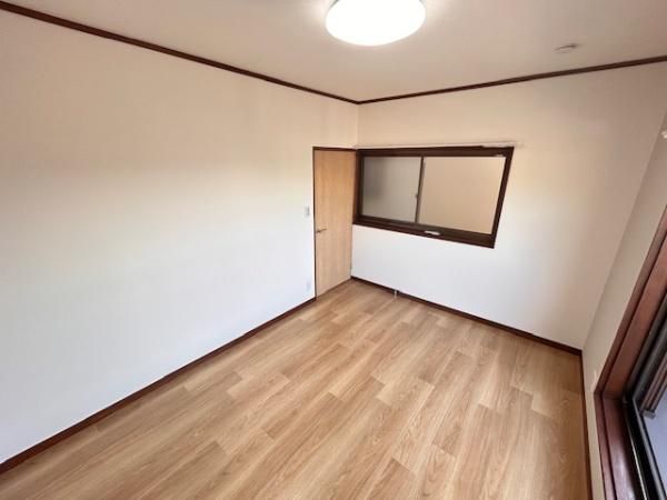 Renovated 5LDK House with Garage in Hirakata, Osaka - Thumbnail 3