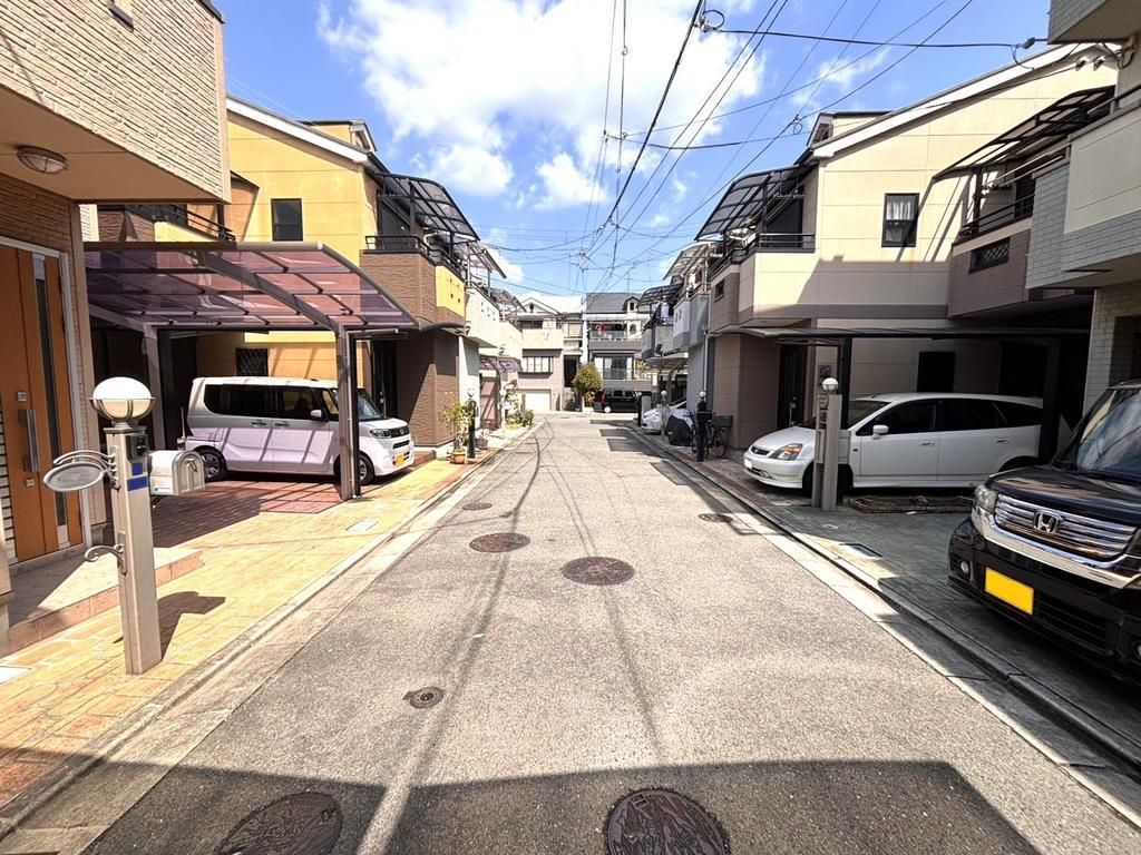 4LDK Corner Lot House with Carport in Daito City, Osaka - Thumbnail 2