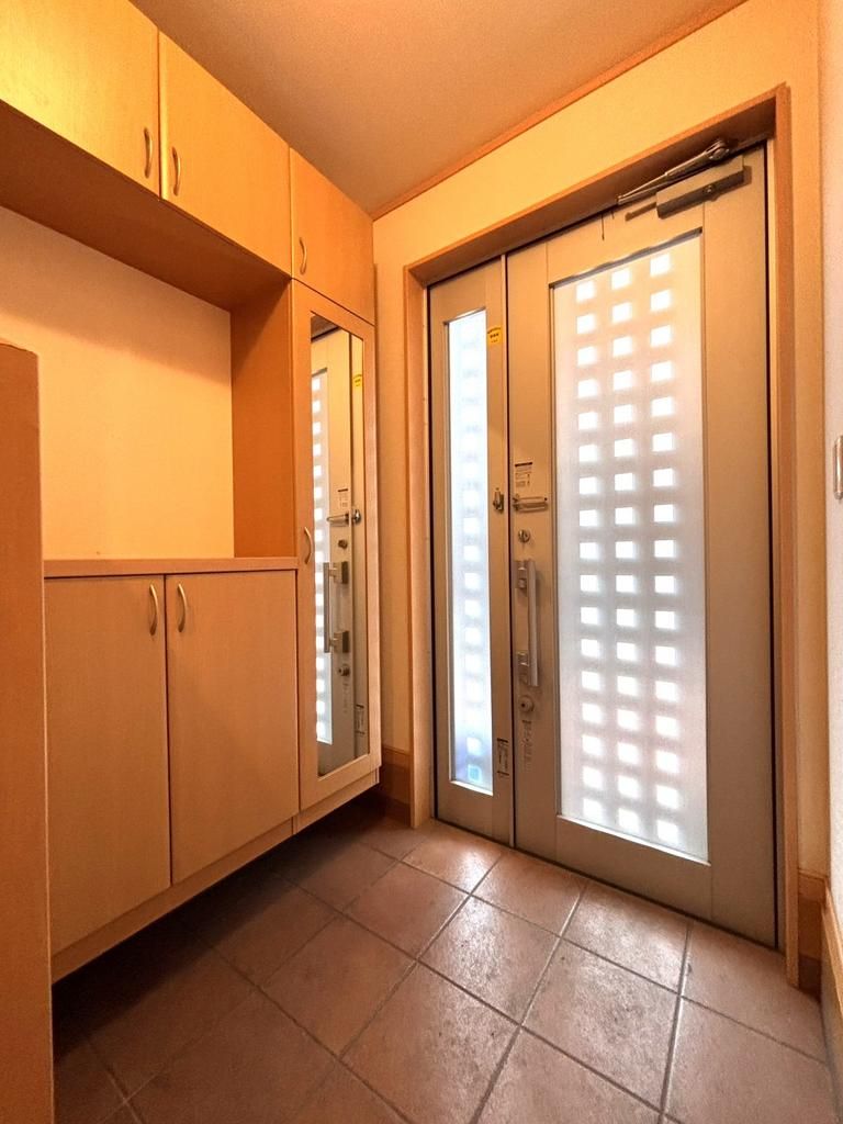 4LDK Corner Lot House with Carport in Daito City, Osaka - Thumbnail 3