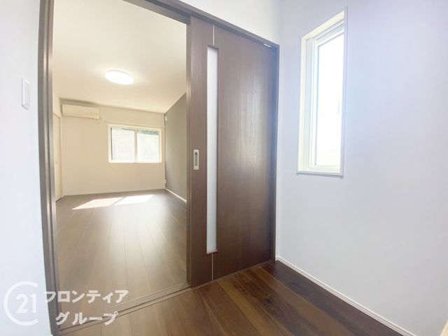 Modern 2LDK House Near Watashinichi Station, Katano City - Thumbnail 2
