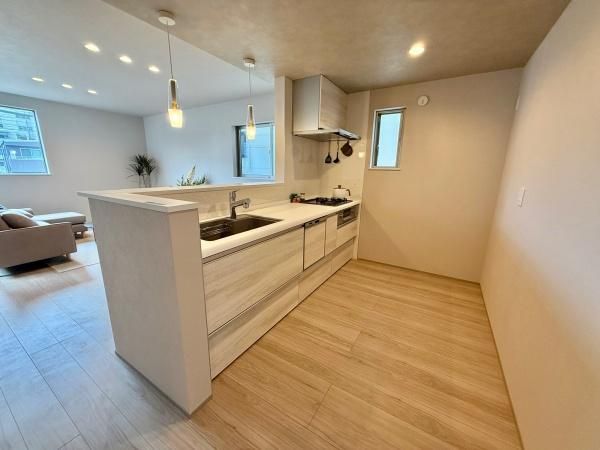 3-Story House with Garage in Kobe's Higashinada Ward - Thumbnail 4