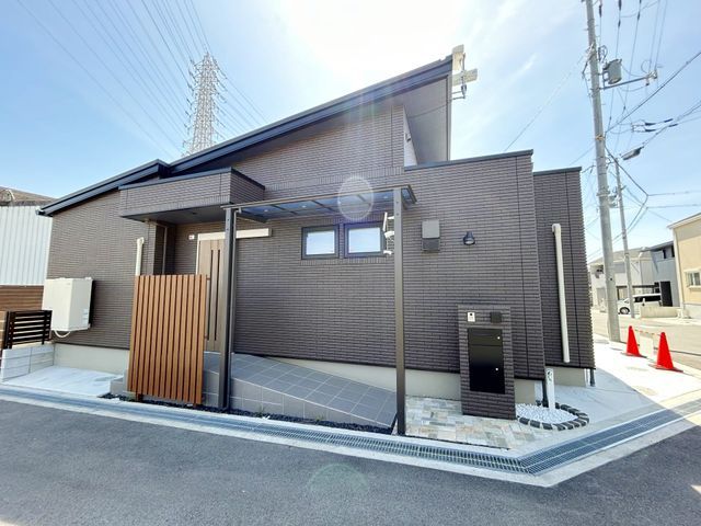 2LDK Modern House for Sale in Neyagawa City, Osaka - Thumbnail 2