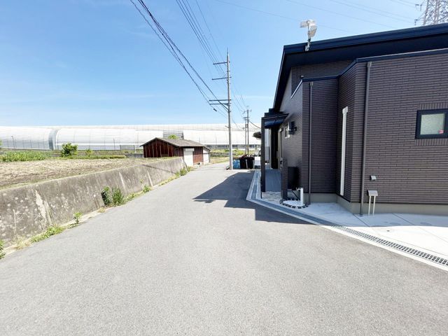 2LDK Modern House for Sale in Neyagawa City, Osaka - Thumbnail 4