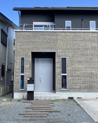 4LDK House for Sale in Iwade City, Wakayama with Solar Panels - Thumbnail 2