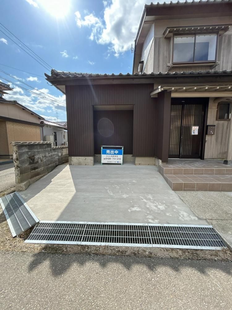 Renovated 5LDK House with Parking for 3 in Tsuruta, Ishikawa - Thumbnail 3