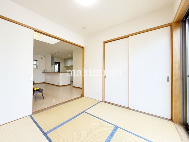 Modern 4LDK Detached House for Sale in Tondabayashi, Osaka - Thumbnail 2