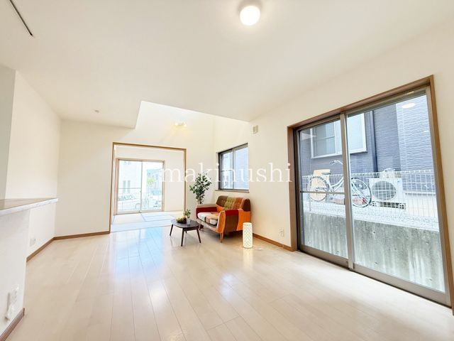 Modern 4LDK Detached House for Sale in Tondabayashi, Osaka - Thumbnail 3