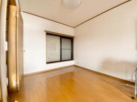 Sunny 2SLDK House for Sale in Matsubara, Osaka - Thumbnail 2