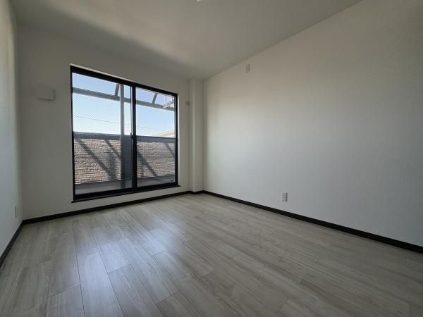 Spacious 3-Story Steel House with Shop Potential in Moriguchi - Thumbnail 3