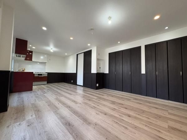 Spacious 3-Story Steel House with Shop Potential in Moriguchi - Thumbnail 2