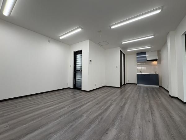 Spacious 3-Story Steel House with Shop Potential in Moriguchi - Thumbnail 4