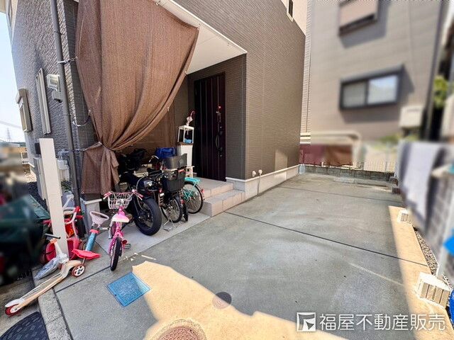 Modern 4LDK Detached House for Sale in Daito City, Osaka - Thumbnail 2