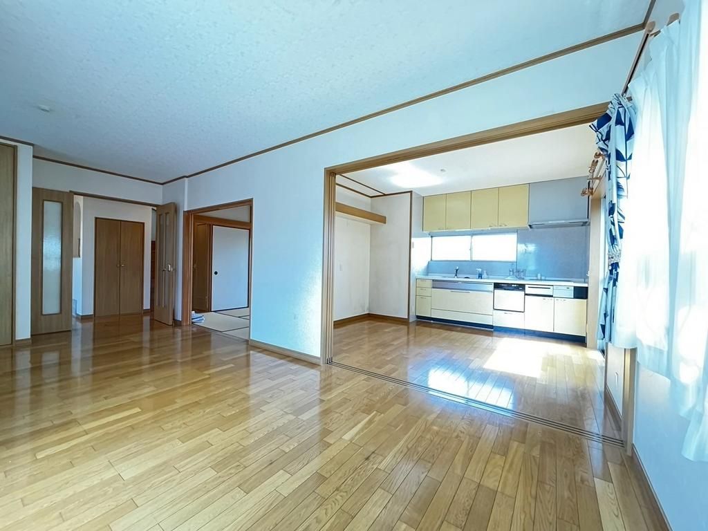 5LDK Detached House with Solar Panels Near Izumi-Omiya Station - Thumbnail 3