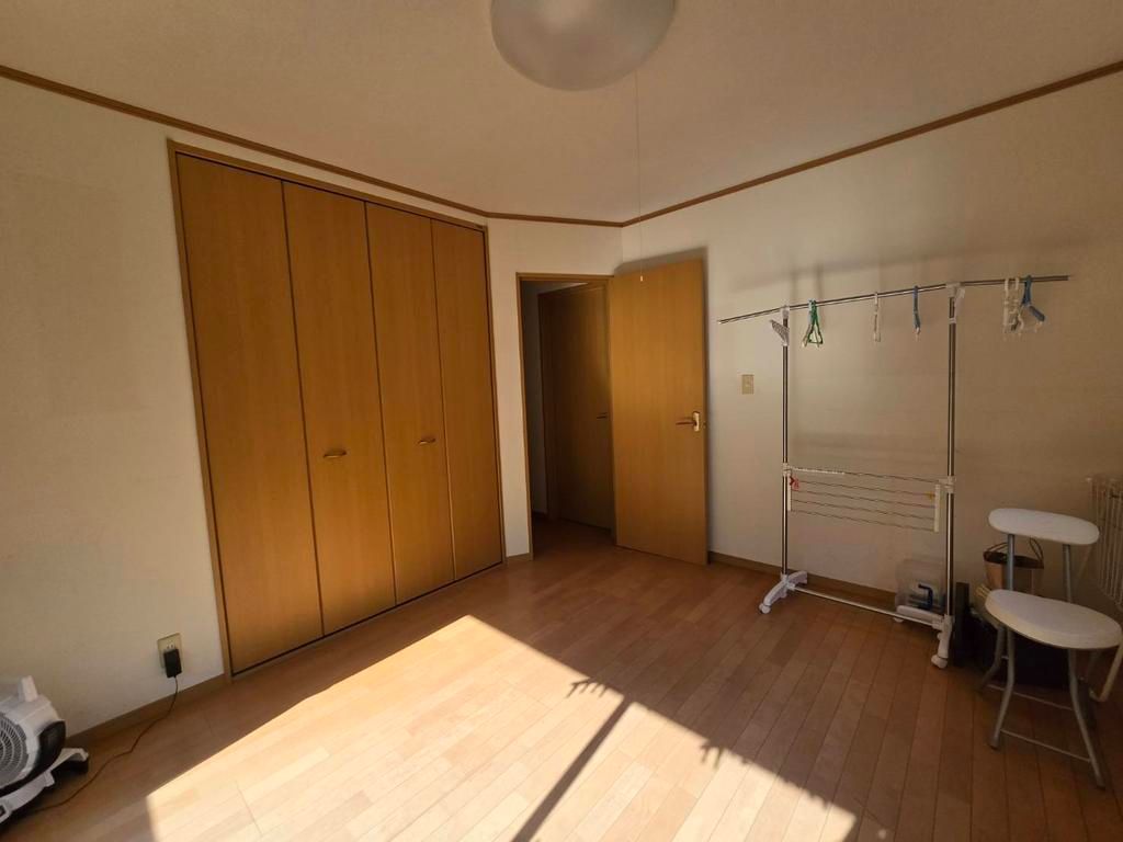 4LDK Detached House for Sale in Hirakata City, Osaka - Thumbnail 2