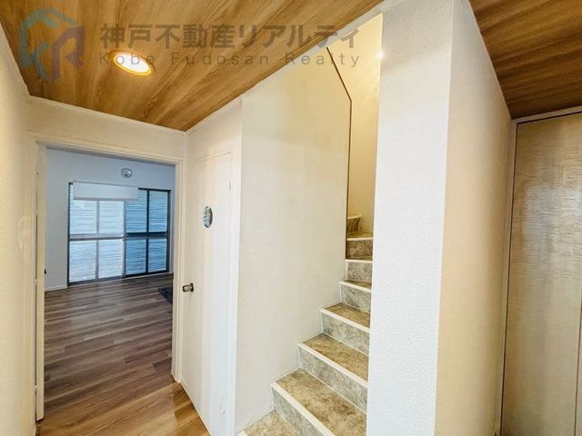Renovated RC Terrace House for Sale in Kobe's Hyogo Ward - Thumbnail 4