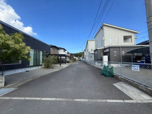 4LDK House in Kagoshima with Solar Power and 5-Car Parking - Thumbnail 3
