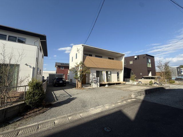 4LDK House in Kagoshima with Solar Power and 5-Car Parking - Thumbnail 2
