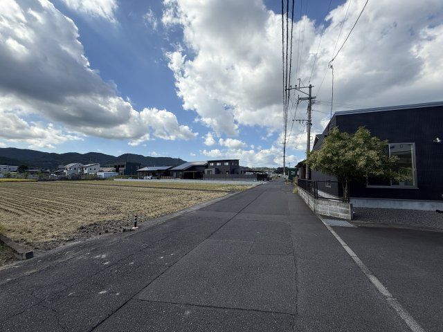 4LDK House in Kagoshima with Solar Power and 5-Car Parking - Thumbnail 4