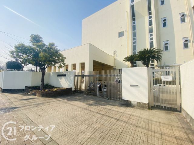 Renovated 5LDK House in Shijonawate, Osaka | Near Shinobigaoka Station - Thumbnail 2