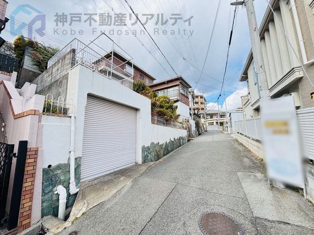 7LDK Family Home with Garage & Views in Kobe's Tarumi Ward - Thumbnail 2