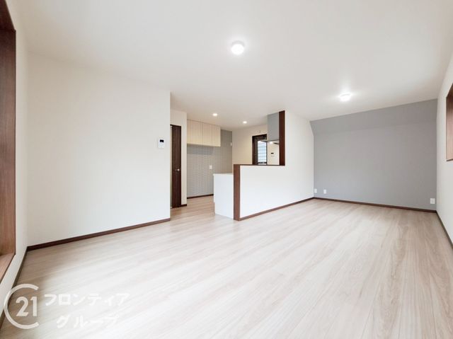 4LDK Detached House for Sale in Higashiosaka, Osaka - Thumbnail 2