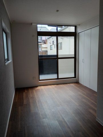 Renovated 2LDK Detached House for Sale in Shijonawate, Osaka - Thumbnail 3