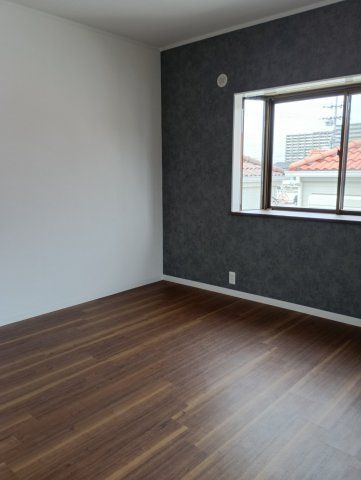 Renovated 2LDK Detached House for Sale in Shijonawate, Osaka - Thumbnail 4