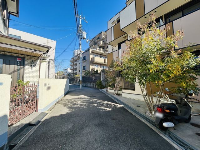 7LDK Detached House for Sale Near Sone Station, Toyonaka - Thumbnail 3