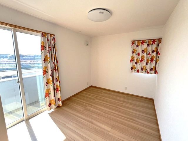 4LDK Detached House in Suzuka with Solar Power and Corner Lot - Thumbnail 4