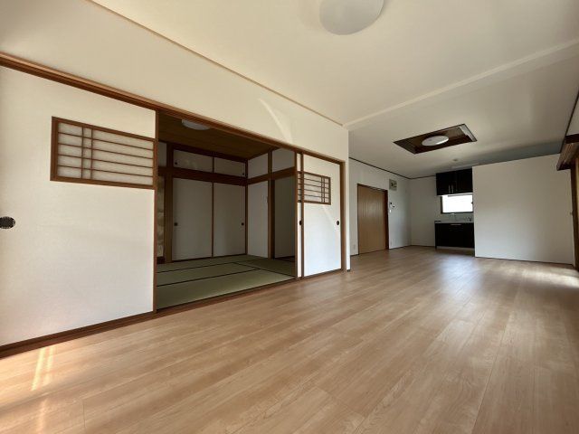 4LDK Spacious Family Home in Fukui City with 2 Parking Spaces - Thumbnail 3