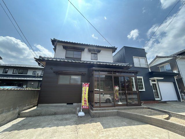 4LDK Spacious Family Home in Fukui City with 2 Parking Spaces - Image 1