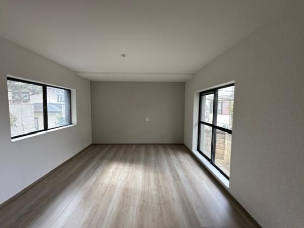 Renovated 4LDK House with Underground Parking in Hirakata - Thumbnail 3
