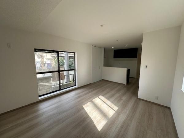 Renovated 4LDK House with Underground Parking in Hirakata - Thumbnail 2