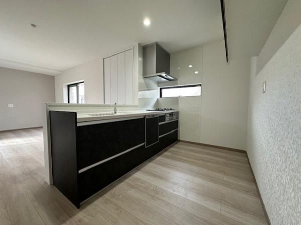 Renovated 4LDK House with Underground Parking in Hirakata - Thumbnail 4
