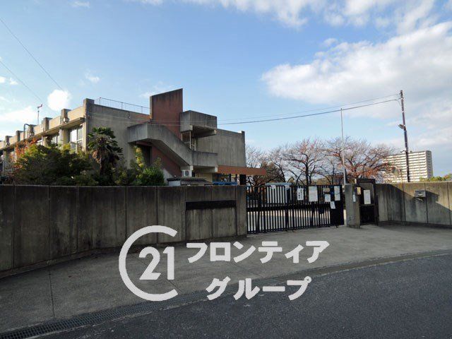 4LDK Detached House for Sale in Hirakata, Osaka - Recently Renovated - Thumbnail 2