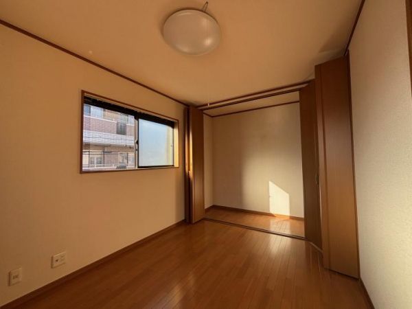 4LDK Detached House for Sale in Matsubara, Osaka - Thumbnail 2